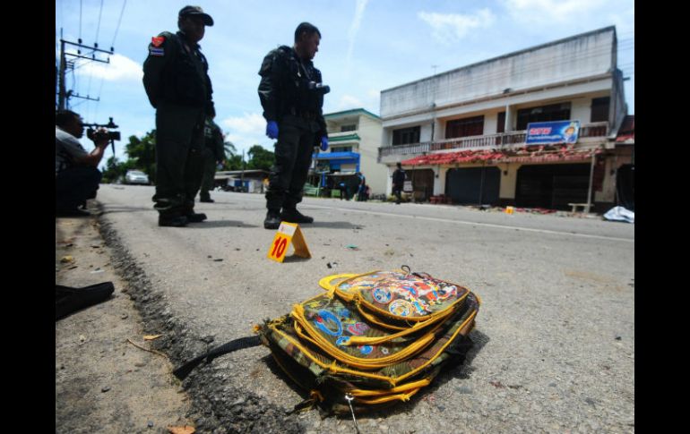 La mochila de una de las alumnas del colegio afectado salió disparada luego de la explosión. AFP / M. Tohlala