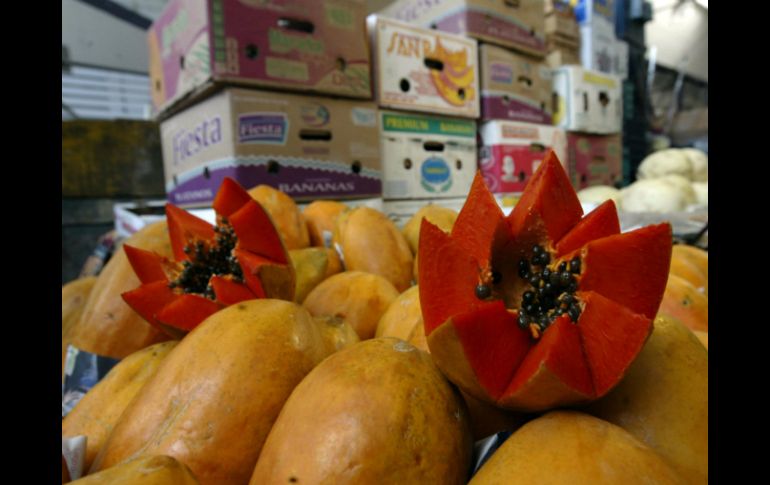 La papaya es rica en antioxidantes, su consumo nos ayuda a mejorar la digestión y así eliminar sustancias que ya no necesitamos. EL INFORMADOR / ARCHIVO