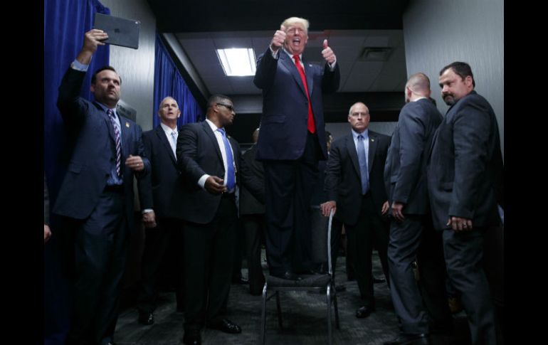 Donald Trump con su equipo de seguridad durante un acto de campaña en Greenville, Carolina del Norte. AP / E. Vucci