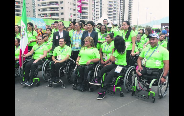 Izamiento de bandera. Atletas de la delegación mexicana asistieron al acto oficial celebrado ayer en la Villa Paralímpica. NTX /