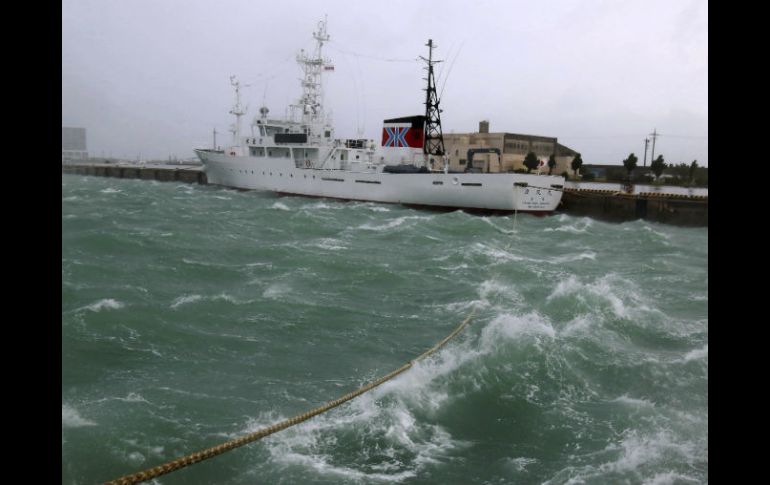 Un buque atracado en un muelle es golpeado por las olas generadas por 'Malou' en el puerto Itoman, en la isla de Okinawa. EFE / H. Maeshiro