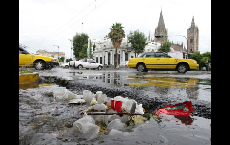 Se estima que la basura en las calles causa al menos el 50% de las inundaciones y encharcamientos. EL INFORMADOR / ARCHIVO