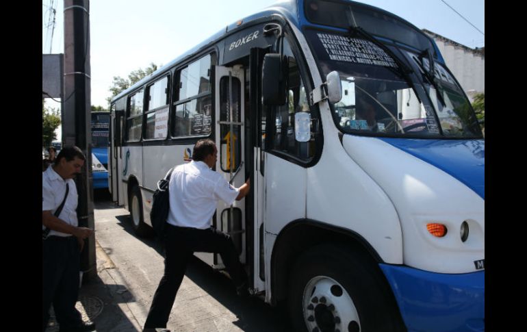 Este miércoles al menos 40 rutas de autobuses pararon sus labores en demanda de un aumento de tarifa. EL INFORMADOR / R. Tamayo