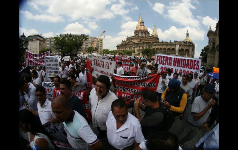 Choferes se manifestaron afuera del Palacio de Gobierno. EL INFORMADOR / R. Tamayo