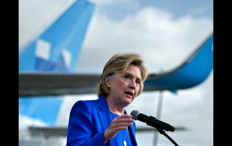 Clinton ofreció una rueda de prensa en Nueva York, antes de viajar para proseguir con su campaña. AFP / B. Smialowski