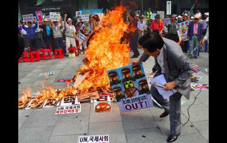 En Seúl, Corea del Sur, algunas decenas de manifestantes quemaron el sábado una efigie del dirigente norcoreano Kim Jong-Un. AFP / J. Yeon-Je