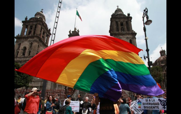 Grupos LGBTTTI se manifestaron afuera de la Catedral Metropolitana. EFE / M. Guzmán