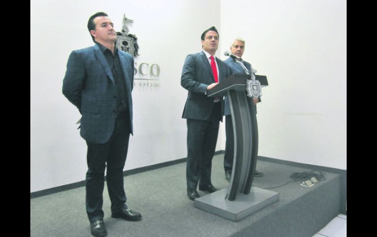 Netzahualcóyotl Ornelas,  Aristóteles Sandoval, y Roberto Dávalos López, durante el anuncio de la salida de este último. ESPECIAL /