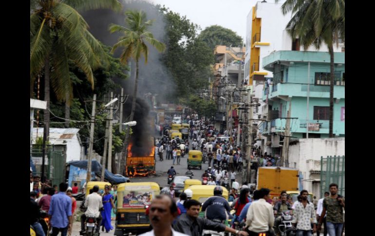 Decenas de personas toman las calles durante una protesta en Bangalore. EFE / J. Nv