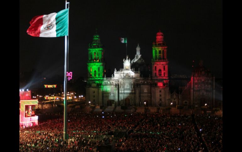 En el tradicional ''Grito de Independencia'' en el Zócalo capitalino se registra un aforo de casi 40 mil asistentes. NTX / I. Hernández