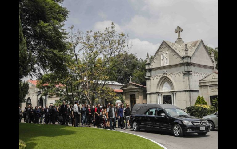 El cortejo fúnebre de unas 50 personas salió de la sala donde fue velado el cuerpo del artista a las 13:00 horas hacia el crematorio. SUN / Y. Xolalpa