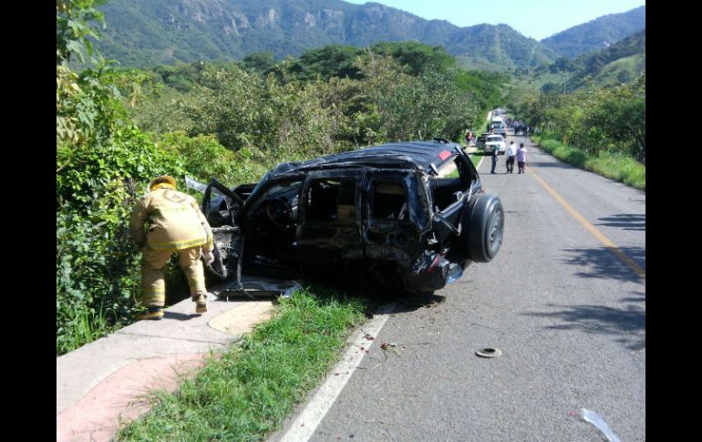 Protección Civil informó que el vehículo volcado se trata de una camioneta Jeep. TWITTER / @PCJalisco