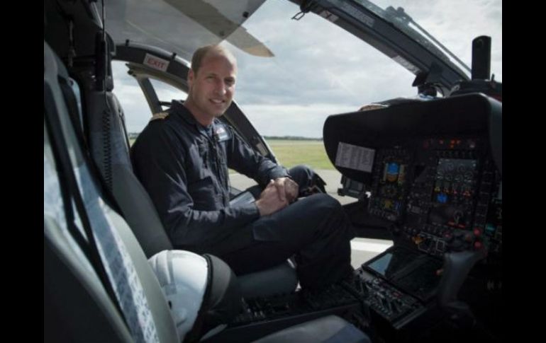 El Duque de Cambrige, sentado en una puerta abierta de un helicóptero, aseguró que la mejor terapia es hablar con sus compañeros. ESPECIAL /