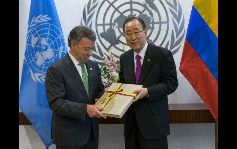 El lunes, Santos entregó una copia del acuerdo de paz a Ban Ki-moon, quien estará presente en la ceremonia de la firma. AP / C. Ruttle