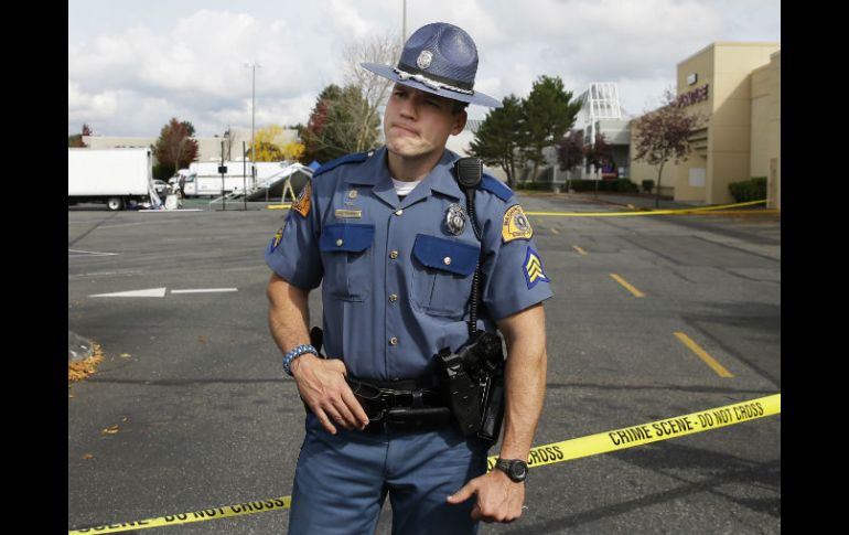 La policía aún desconoce los motivos del joven para cometer la muerte de cinco personas dentro de un centro comercial. AP / T.S. Warren