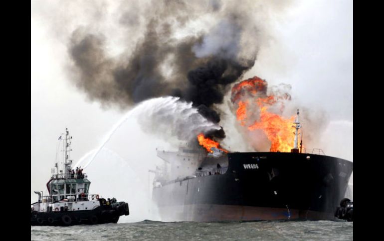 El fuego consumía 167 mil barriles de combustible que transportaba el buque. SUN /
