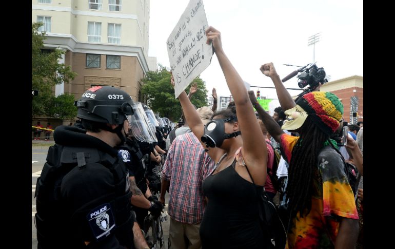Se registraron violentas manifestaciones en el centro de Charlotte por la muerte de un afroamericano a manos de la policía. AP / D. Laird