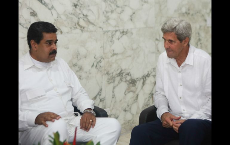 Nicolás Maduro (der) y John Kerry (izq). EFE / Palacio Miraflores