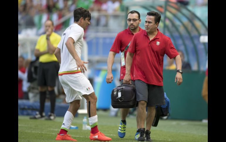 Pizarro sufrió una fractura de peroné durante el segundo partido que disputó la selección tricolor en la justa olímpica. MEXSPORT / ARCHIVO
