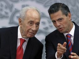 Foto de archivo que muestra al fallecido Shimon Peres, junto con el Presidente Peña Nieto, en una visita del israelí en noviembre 2013. AP / ARCHIVO