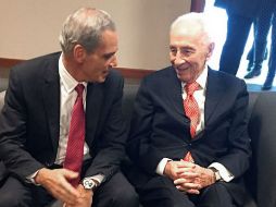 Shimon Peres en compañía del embajador de Israel en México, Jonathan Peled. NTX / ESPECIAL