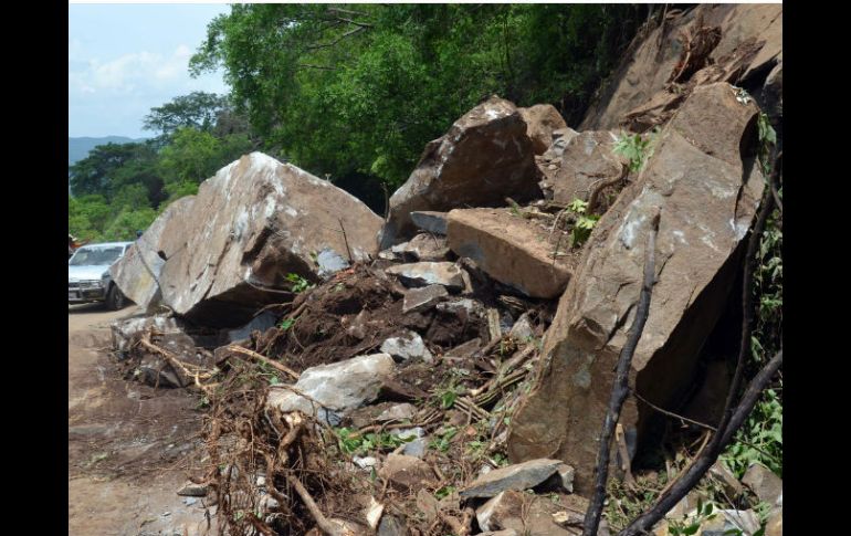 El deslave ocurrió a causa de las lluvias que reblandecieron el terreno, ocasionando que lodo y piedra cayera sobre el vehículo. NTX / ARCHIVO