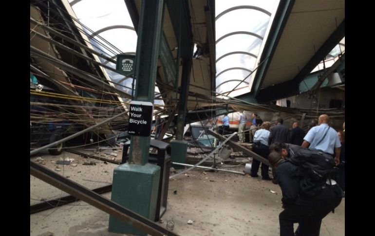 Testigos apuntan a que el tren simplemente no disminuyó la velocidad al entrar en la estación de Hoboken. AP / W. Sun