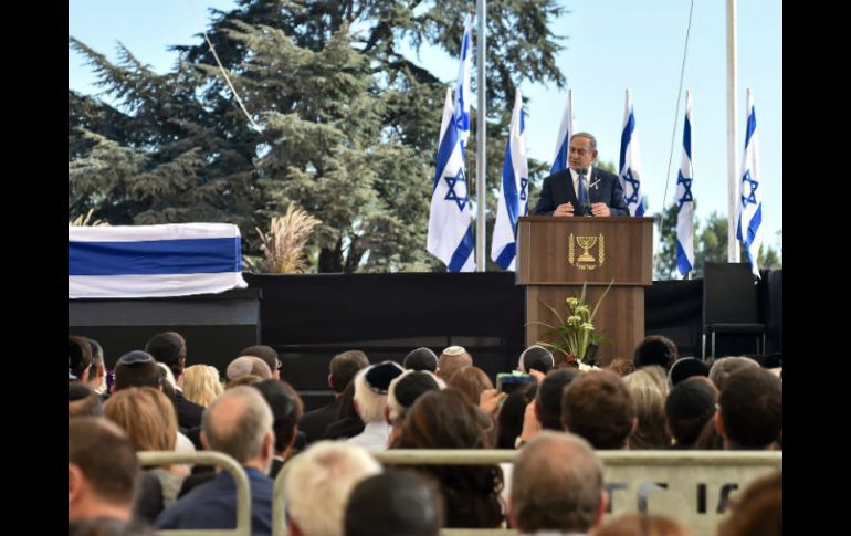 Benjamin Netanyahu, primer ministro de Israel, habla durante el funeral. AFP / N. Kamm