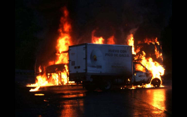Estudiantes normalistas perpetraron la quema de varios vehículos en Carapan, municipio de Chilchota. SUN /