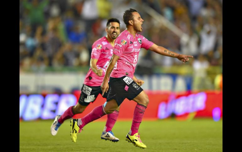 Luis Montes celebra su gol al minuto 44. MEXSPORT / I. Ortiz