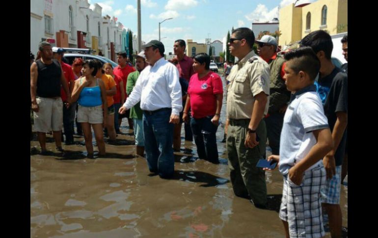 Pese a que algunos vecinos comenzaron desde temprano a limpiar sus casas,Uribe dijo que la limpieza total podría tardar días. ESPECIAL / Gobierno de Tlajomulco