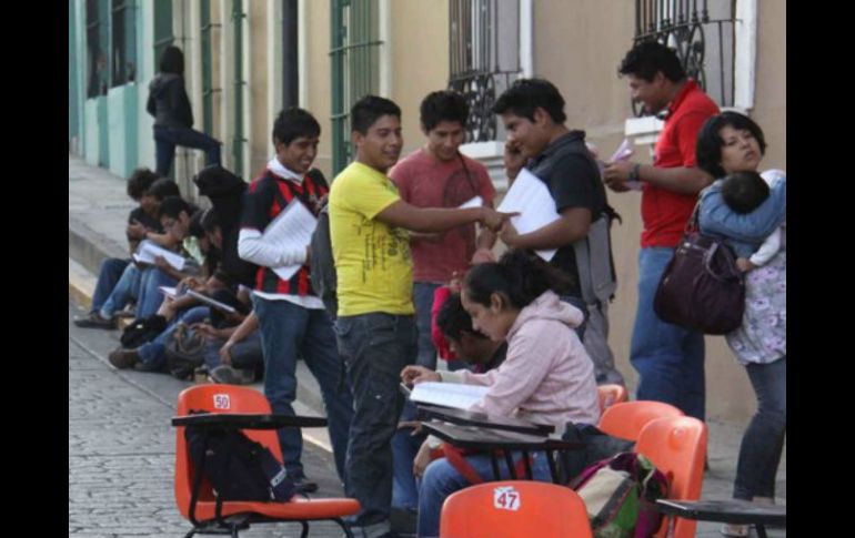 Como parte de la protesta, los alumnos del plantel toman clases en las banquetas. EL INFORMADOR / ARCHIVO
