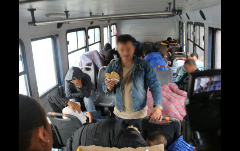 Los inmigrantes son trasladados a las instalaciones de la Policía Federal, donde les proporcionaron agua y alimentos. EFE / ARCHIVO