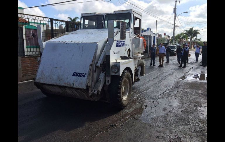 Elementos de Protección Civil y Bomberos de Jalisco se enfocan en el saneamiento de las calles y casas. ESPECIAL / Gobierno de Tlajomulco