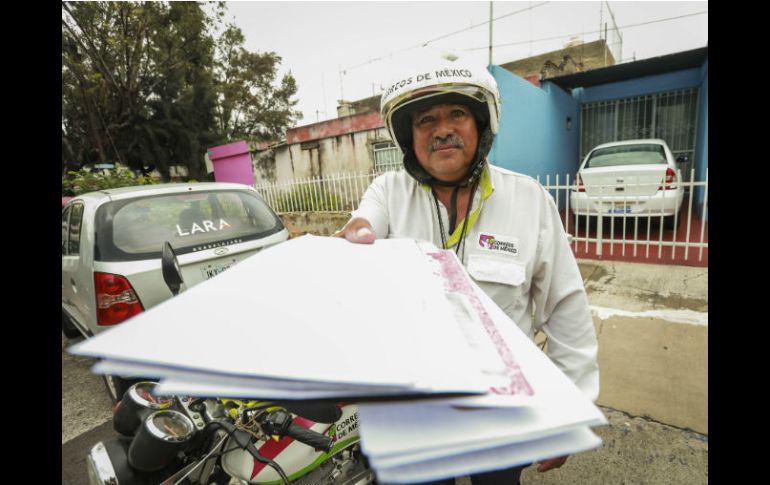 Su trabajo en el servicio Postal Mexicano ha permitido a 'El Millón' ser testigo del crecimeinto de la metrópoli. EL INFORMADOR / A. García