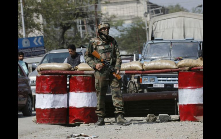 Soldados indios hacen guardia en un puesto de control a las afueras de Badami Bagh en Srinagar. EFE / F. Khan