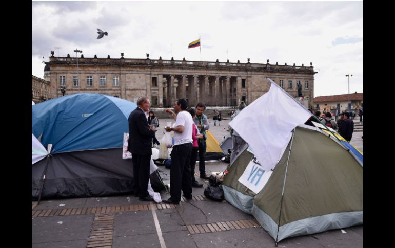 Una veintena de personas instaló un campamento en la Plaza de Bolívar de Bogotá para pedir que se salve el acuerdo. AFP / G. Legaria
