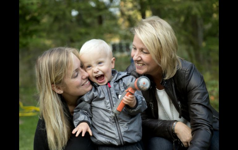 Emelie Eriksson es la primera mujer que dio a luz tras recibir el útero de su madre. AP / N. Larsson