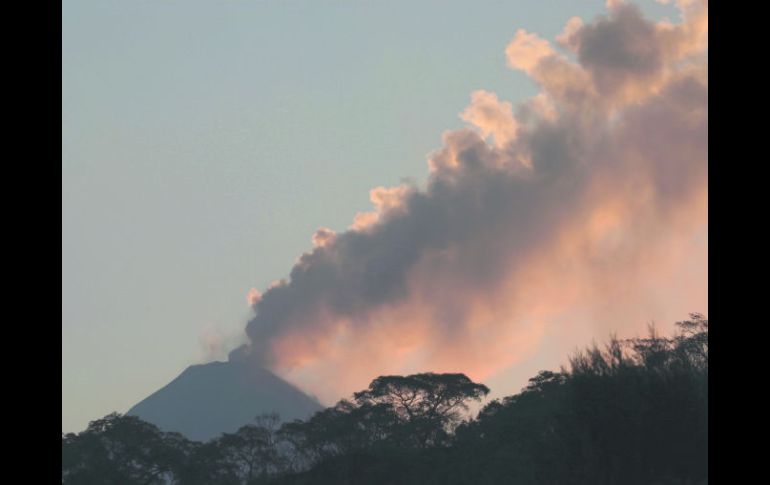 Impresión. Imponente fumarola del volcán, vista desde las cercanías de la Laguna la María. EL INFORMADOR / P. Fernández Somellera