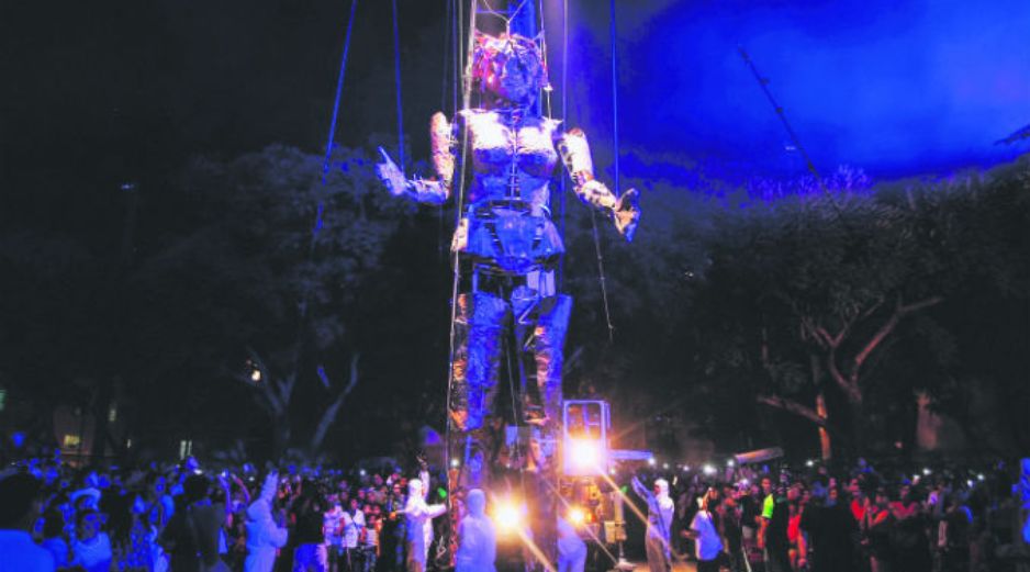 Una marioneta gigante de Afrodita recorrió Plaza de la Liberación frente a cientos de tapatíos. ESPECIAL /