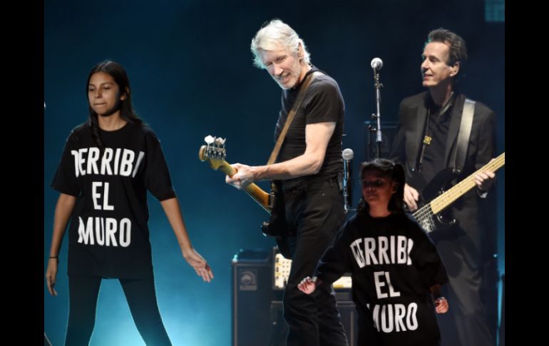 Un coro de adolescentes, vestidos con camisetas en las que se podía leer 'Derriba El Muro', acompaña al músico en el escenario. AP / C. Pizzello
