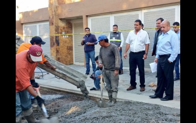 Alfaro supervisa los trabajos en la calle Apaches, donde se invertirán tres MDP para repavimentación con concreto hidráulico. EL INFORMADOR / @GuadalajaraGob