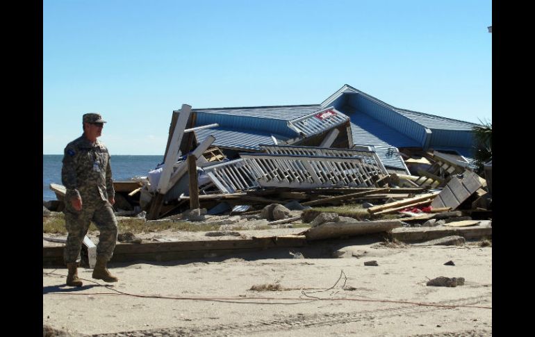 En ciudades costeras como Surfside Beach, Carolina del Sur el mar penetró en las casas llevándose todo a su paso. AP / B. Smith