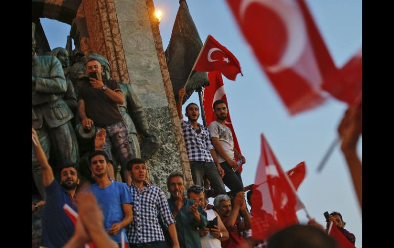 La emisora NTV cifró la semana pasada en 130 mil el número de empleados públicos suspendidos en Turquía. AP / ARCHIVO