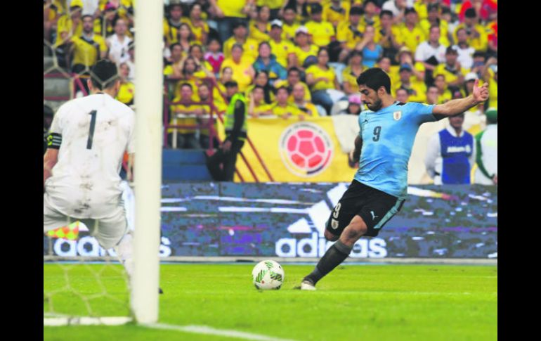 Luis Suárez (#9), del equipo de Uruguay, marca gol contra Colombia durante el partido de clasificación para Rusia 2018. AFP /
