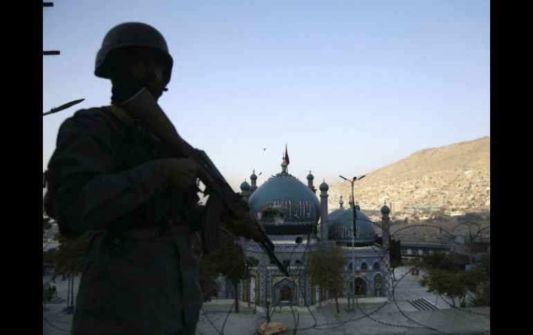 Un soldado vigila frente a la mezquita chií que fue objetivo de un ataque en Kabul. EFE / H. Amid