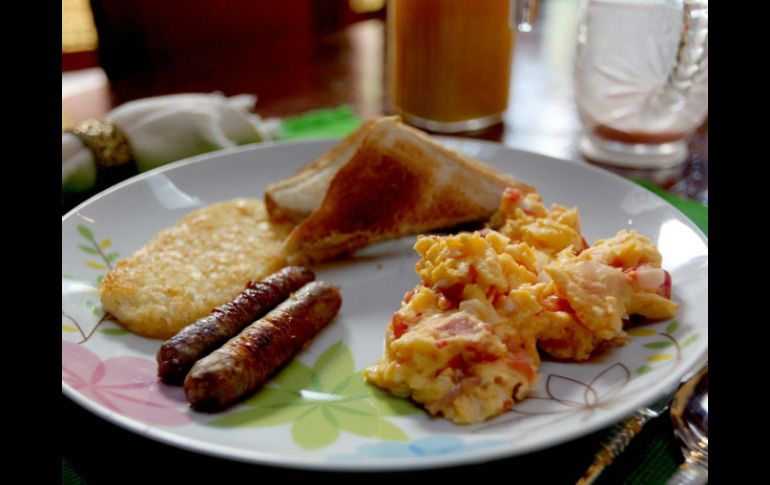 La correcta costumbre de desayunar favorece a la llegada con mucho mejor humor y semblante al lugar de trabajo o estudio. EL INFORMADOR / ARCHIVO
