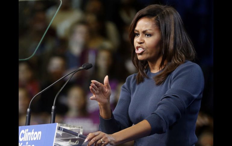 En un crítico discurso hacia Trump, Michelle dijo que los hombres realmente fuertes y poderosos no necesitan tratar así a las mujeres. AP / J. Cole