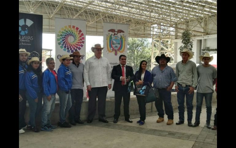 Montuvios del Ecuador en el encuentro de confraternidad con los charros de México. TWITTER / @EmbajadaEcuMEX