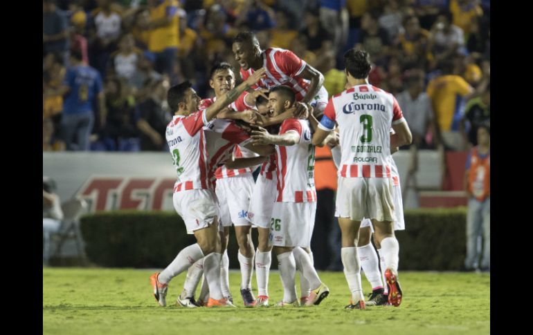 Jugadores del Necaxa celebran uno de los goles que les dio el triunfo. MEXSPORT / J. Martínez
